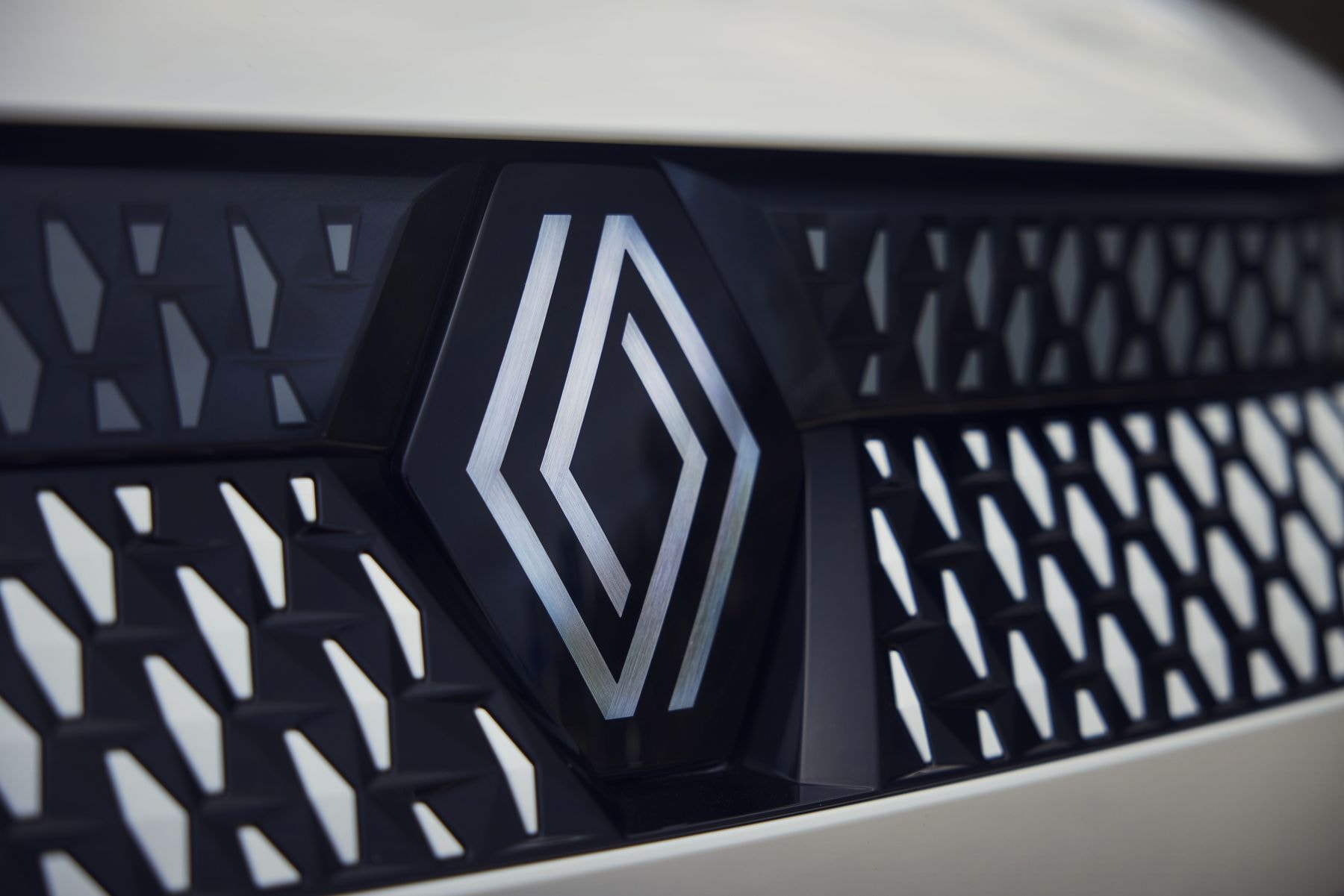 Pantalla que revela la vista 360°, facilitando maniobras y aparcamientos.