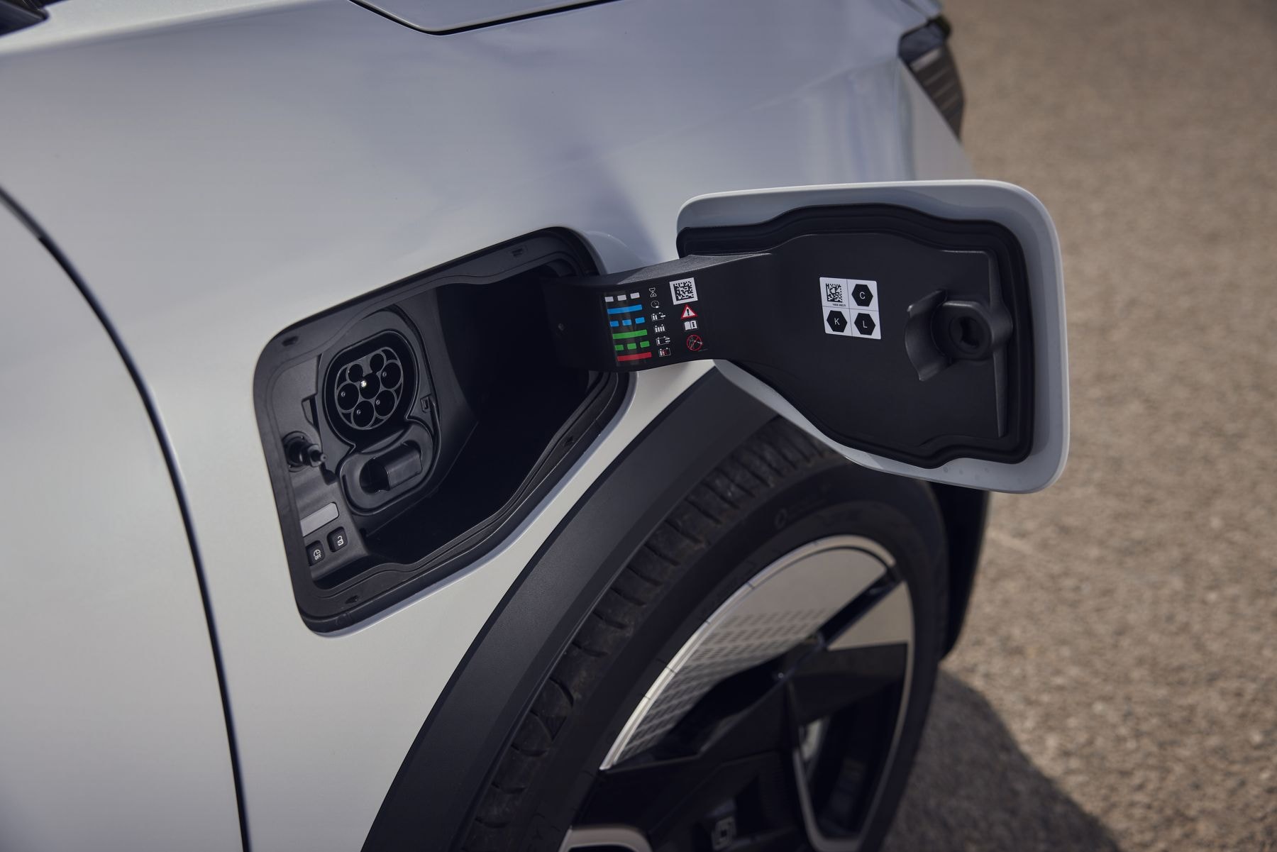 Vista del faldón delantero, destacando la aerodinámica y estética innovadora.