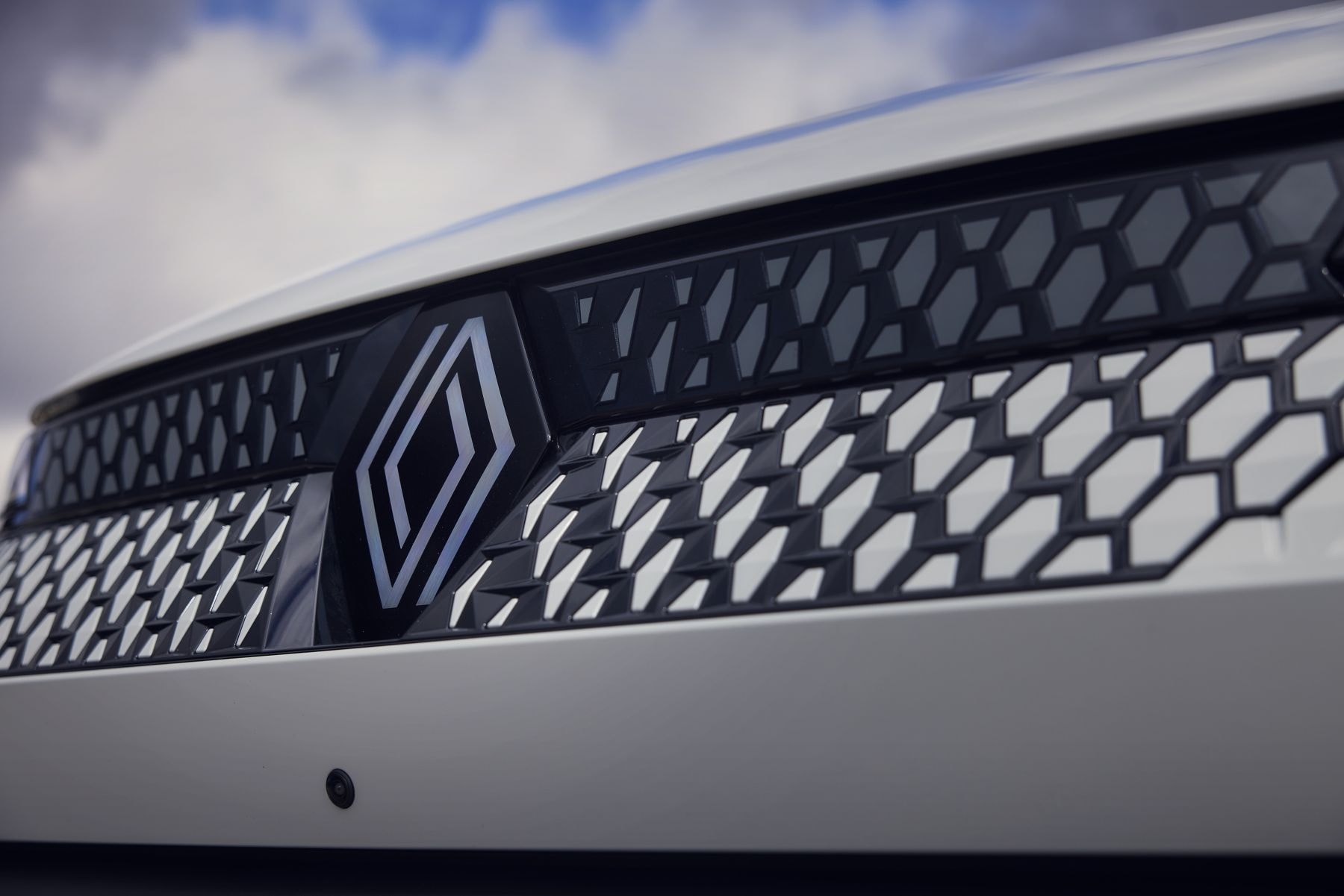 Detalle de los faros del Renault Scenic, que reflejan un diseño moderno.