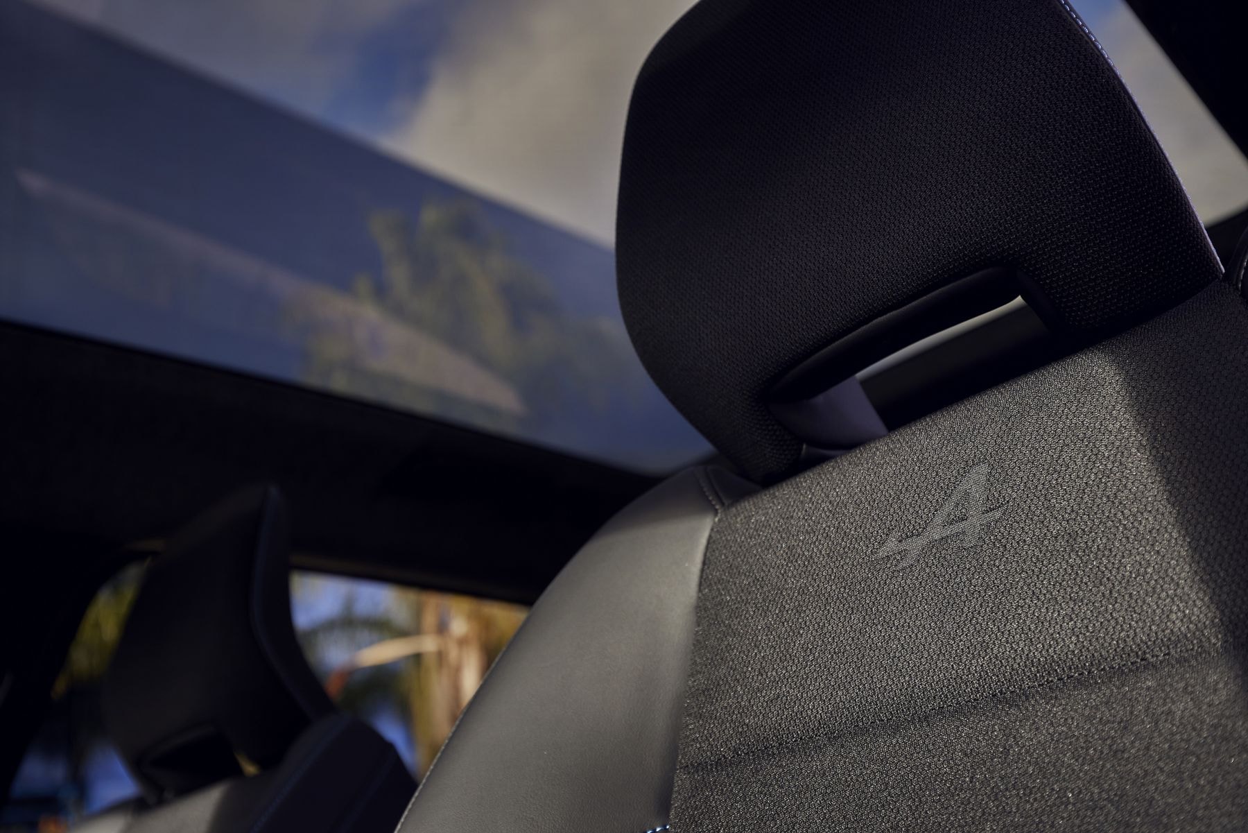 Detalle del logotipo Alpine, simbolizando la herencia deportiva.