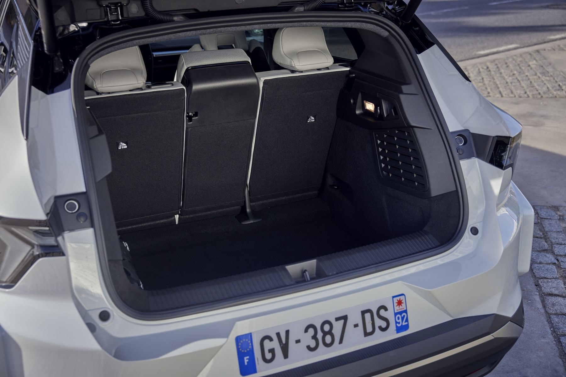 Vistazo a las llantas de diseño distintivo, combinando estilo y aerodinámica.