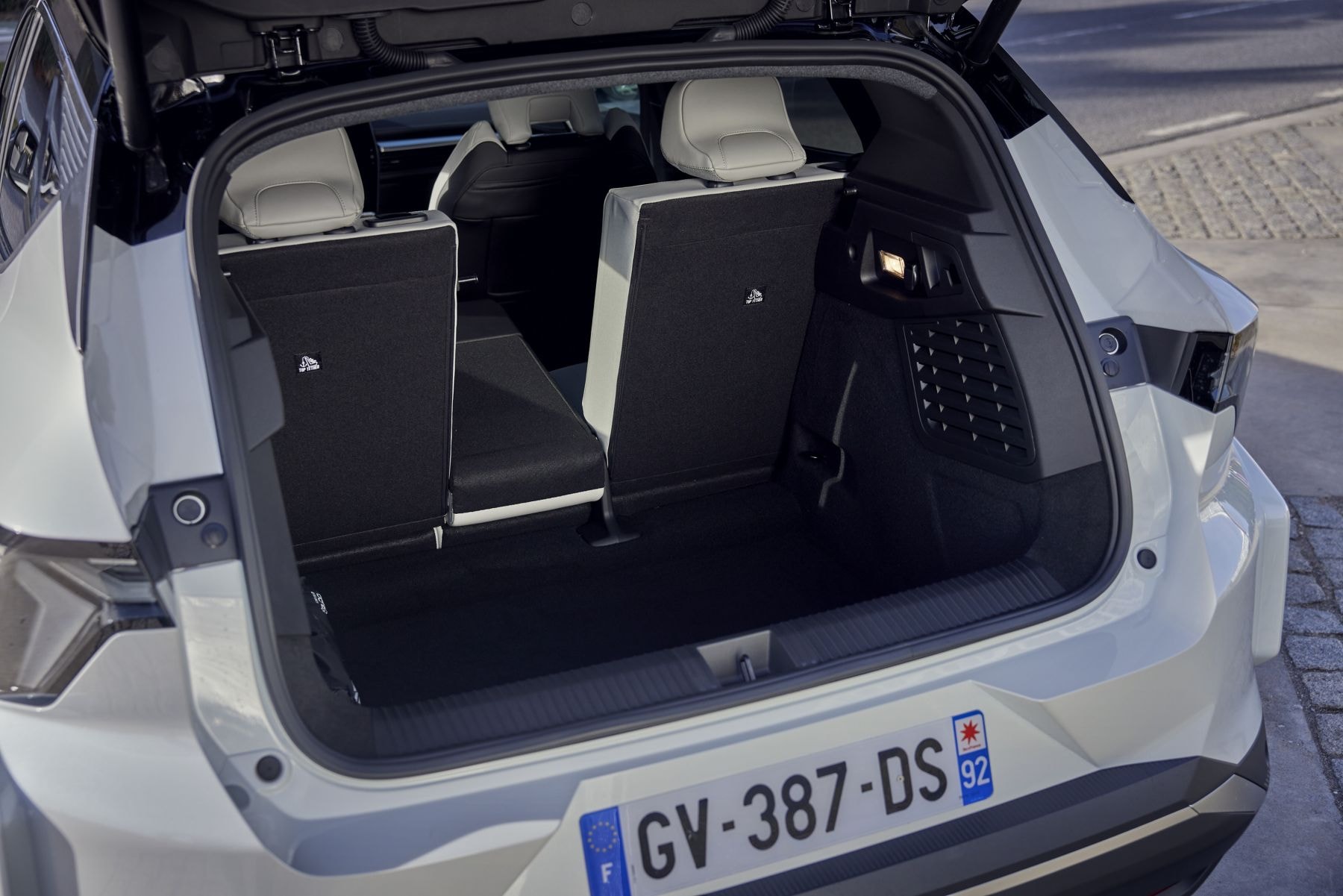 Asiento del Renault Scenic con el emblema Alpine, un toque de exclusividad.