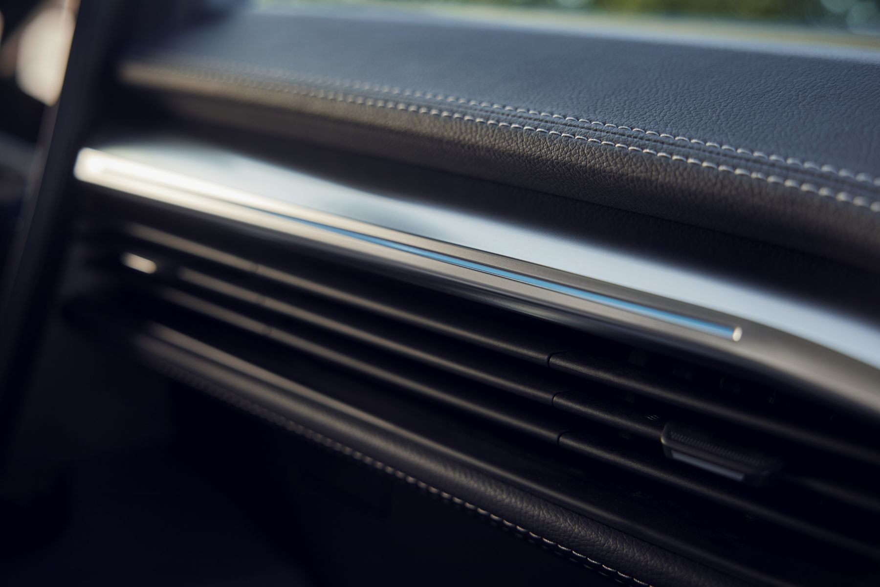 Interior del maletero, destacando su capacidad y flexibilidad de carga.