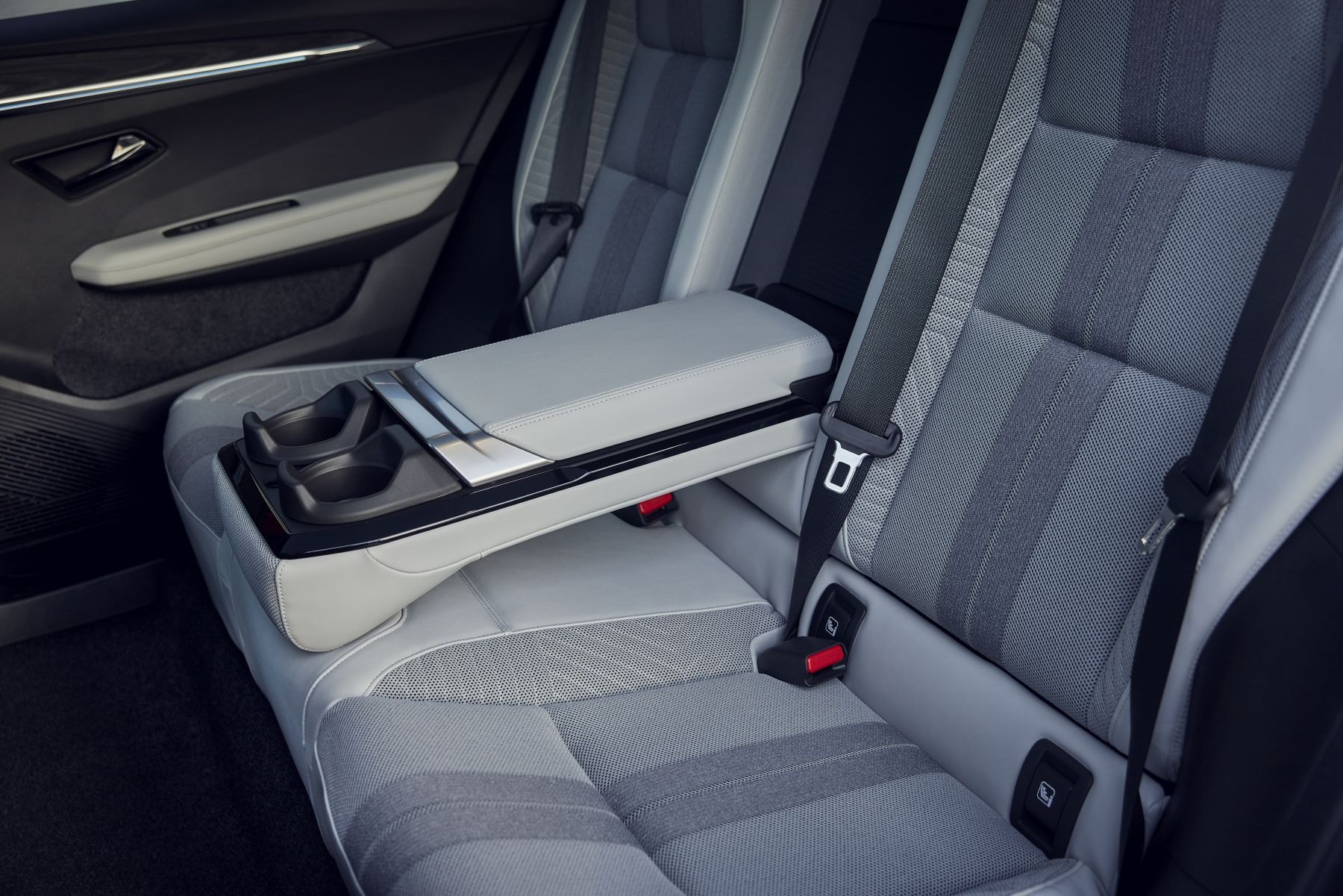 Vista del logo en el cristal, una representación de la marca.