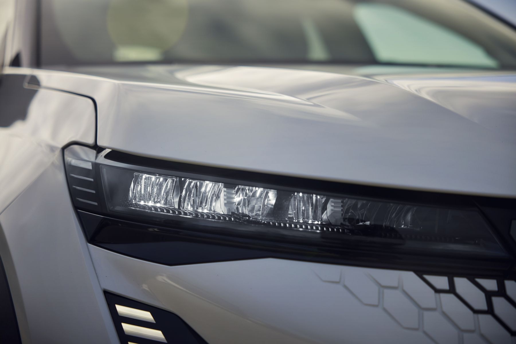 Vista completa del interior, con enfoque en el volante y pantalla central.