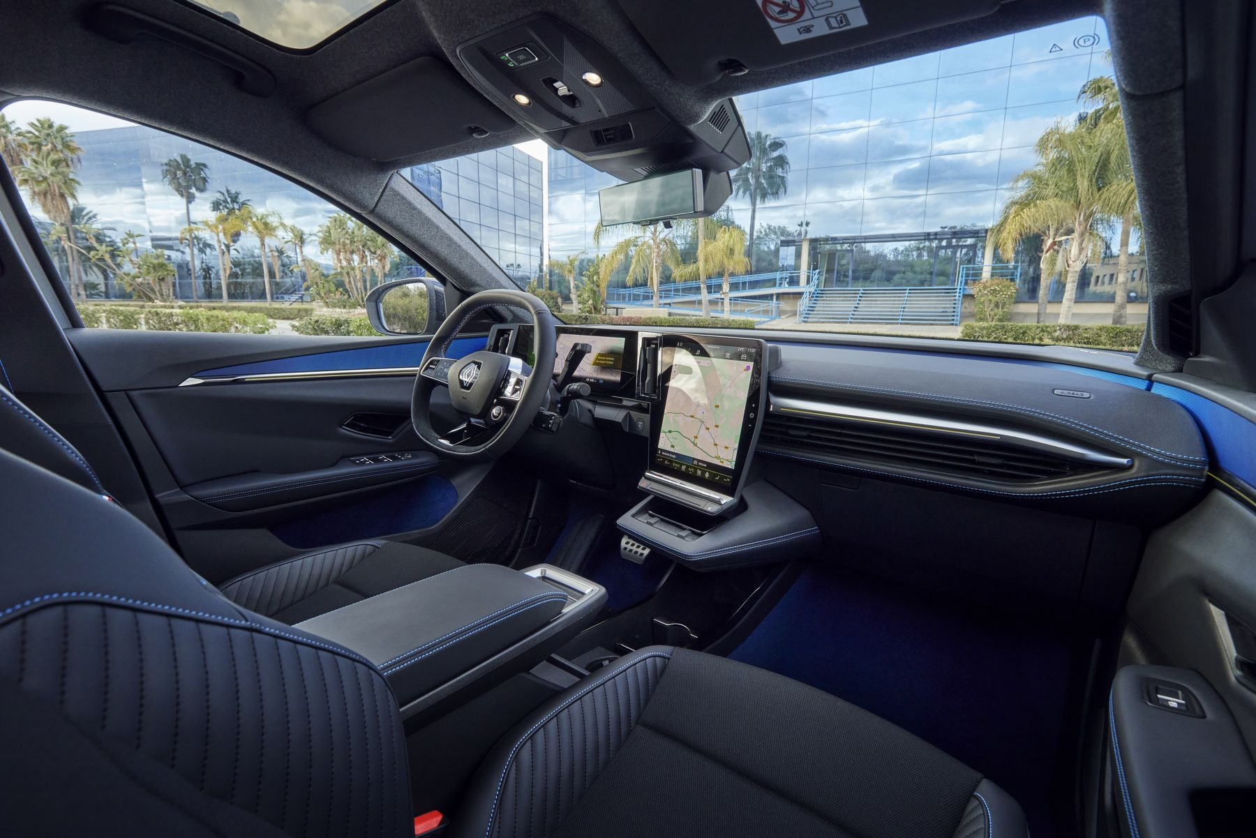 Vista del interior del Renault Scenic eléctrico, destacando sus asientos y tecnología moderna.