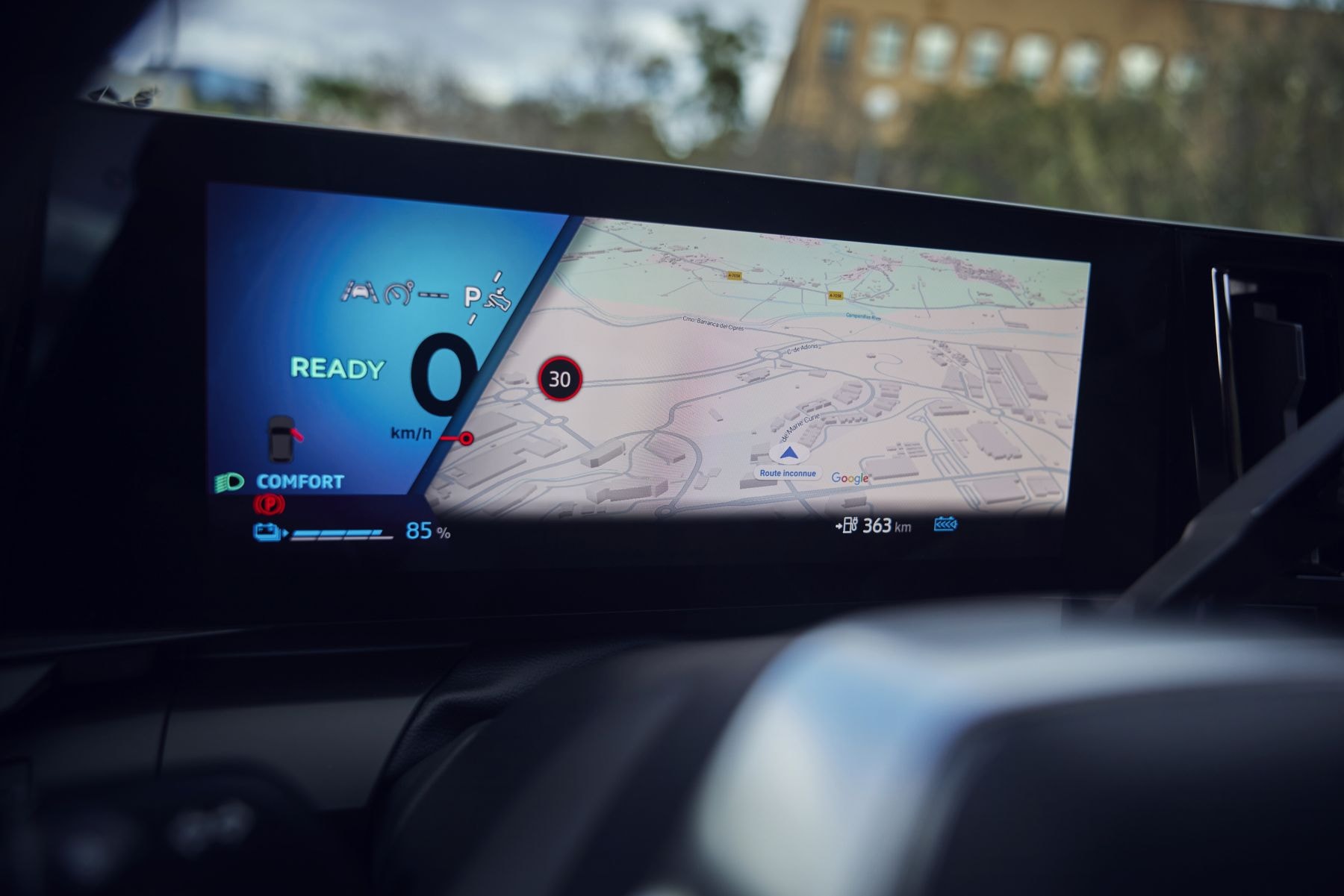 Vista lateral del interior que destaca los asientos y acabados elegantes.