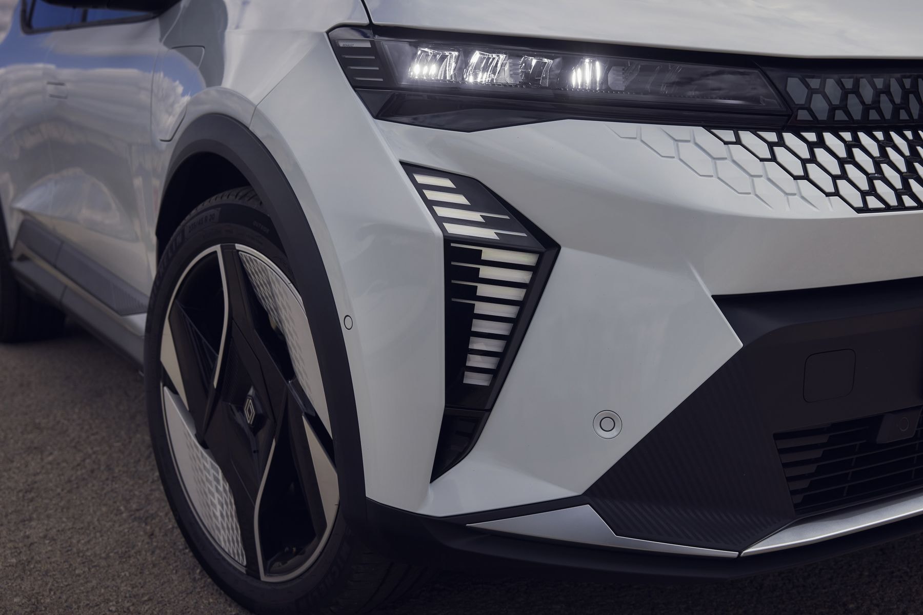 Cercanía del logotipo Renault, que simboliza la identidad del vehículo.