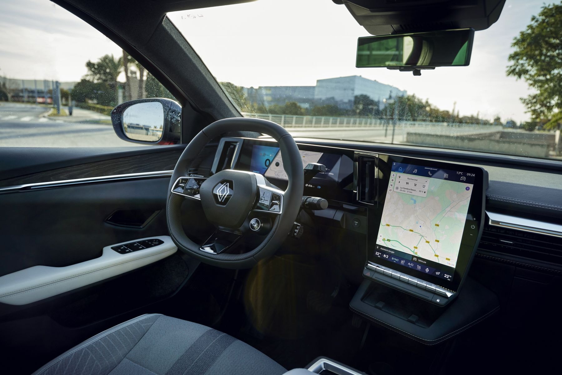 Pantalla que muestra información vital sobre la conducción y el estado del vehículo.