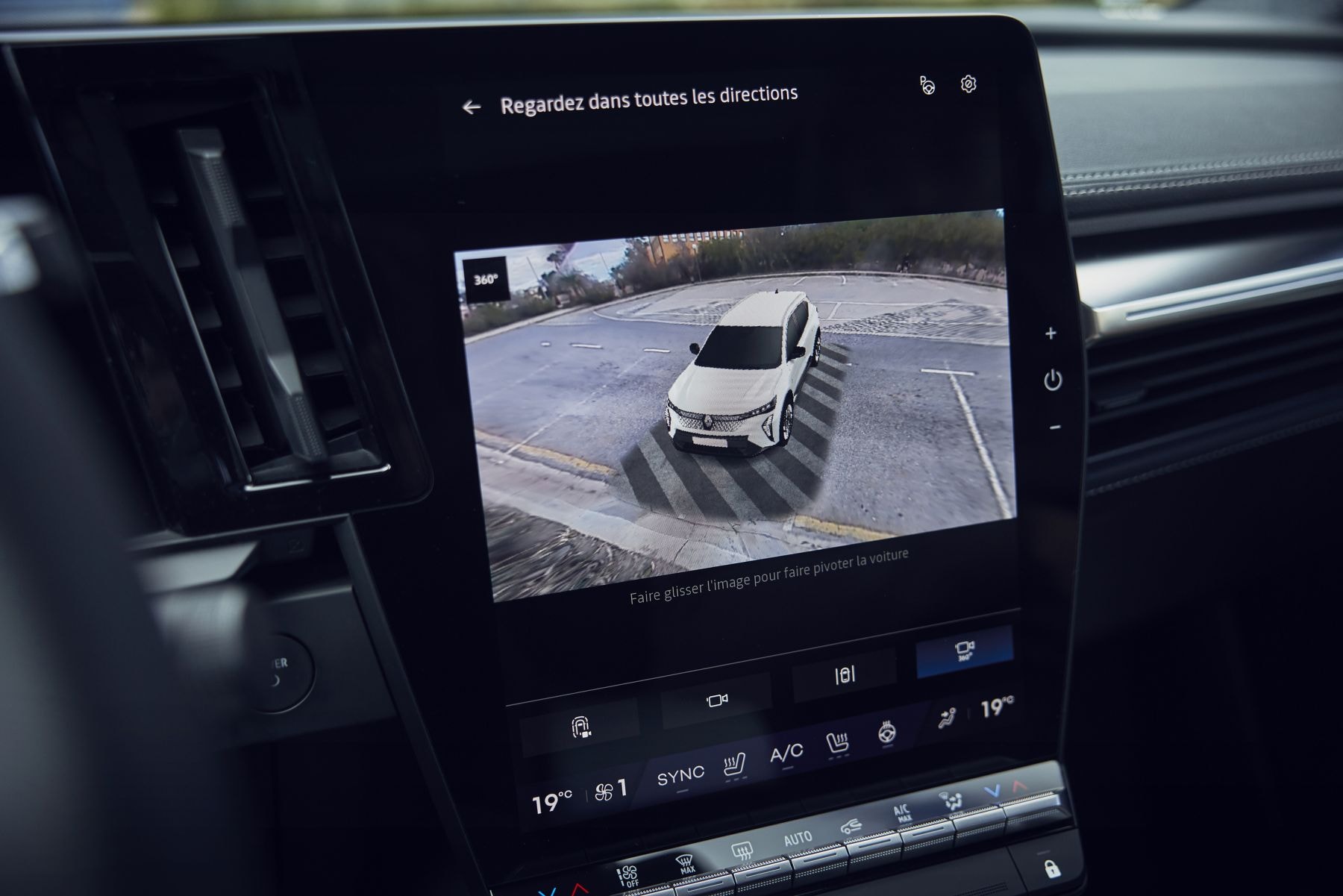 Pantalla táctil que evidencia la tecnología del Renault Scenic eléctrico, con diversas funciones.