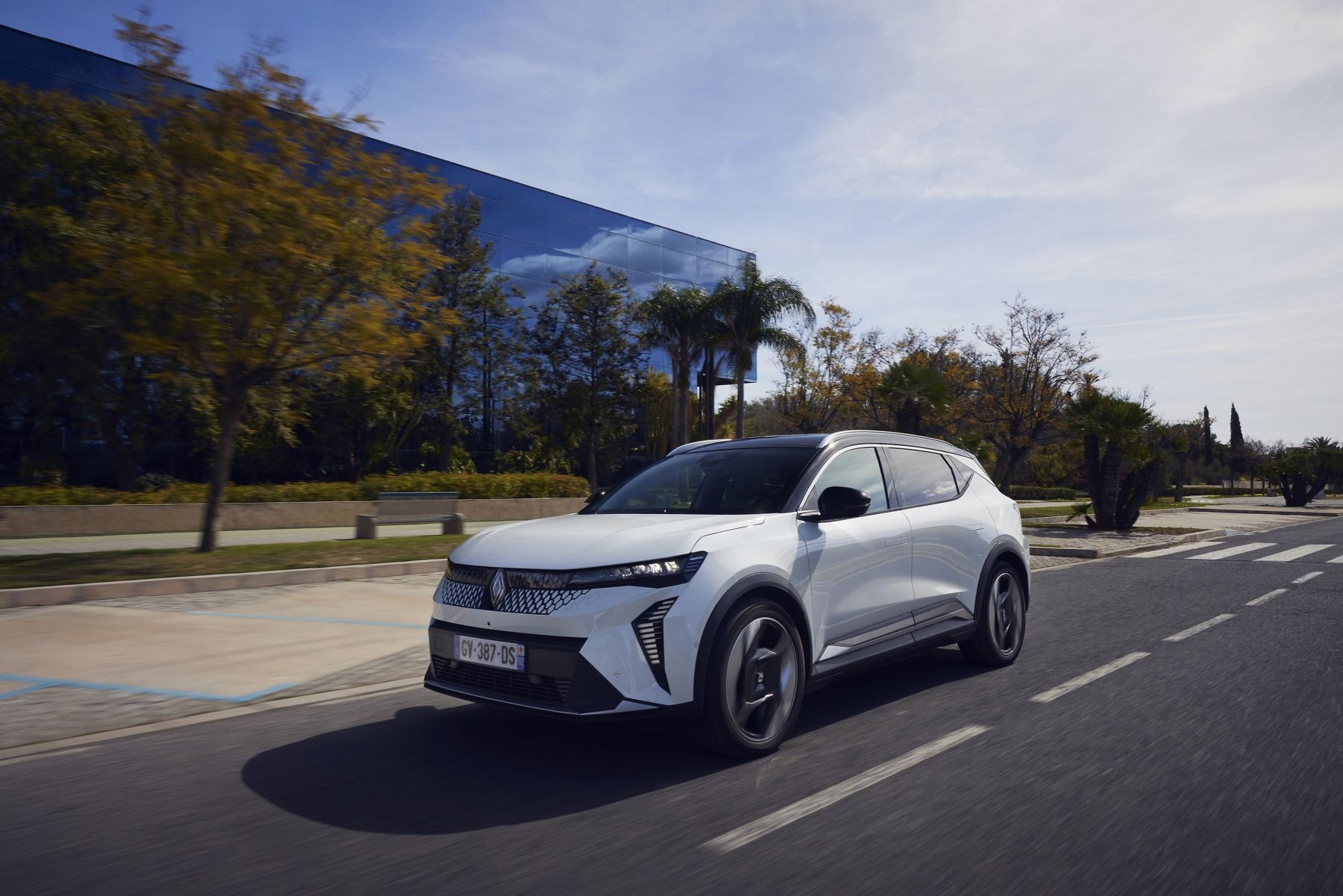 El Renault Scenic eléctrico en una carretera escénica, demostrando su versatilidad.