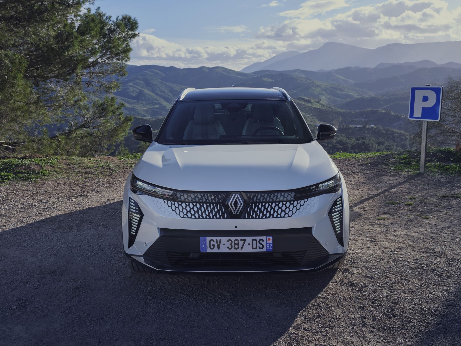 Perfil lateral del Renault Scenic eléctrico, mostrando sus líneas elegantes y contemporáneas.