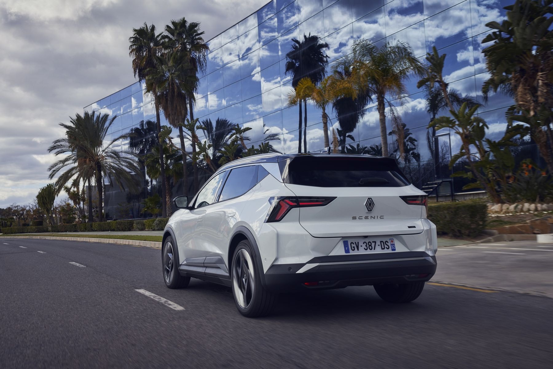 La belleza del Renault Scenic eléctrico frente a una construcción moderna.