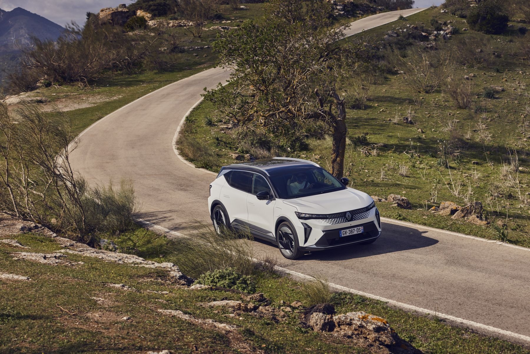 Vista de tres cuartos del Renault Scenic eléctrico, mostrando su estética dinámica.