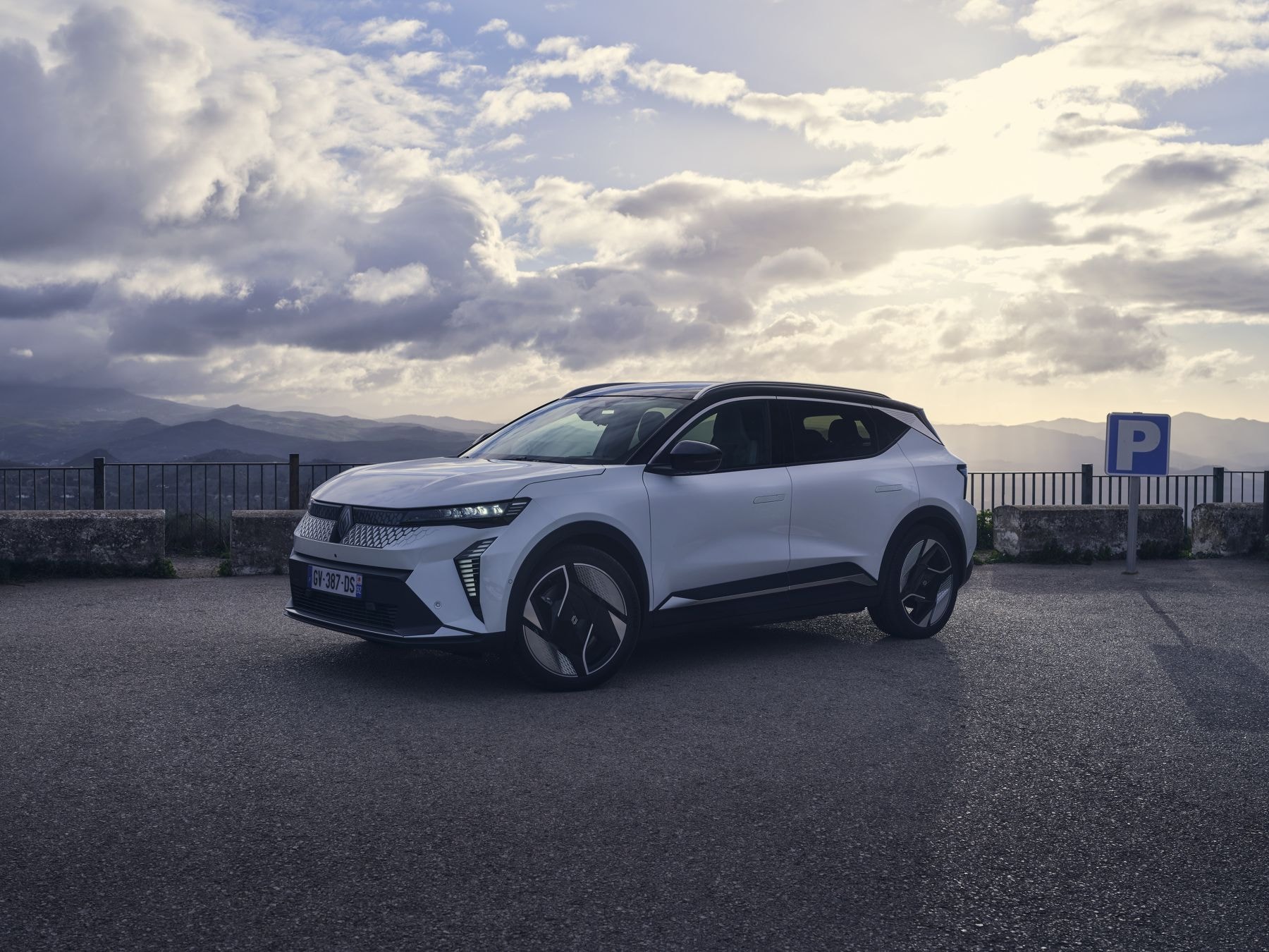 Aspecto trasero del Renault Scenic eléctrico, resaltando su diseño distintivo.