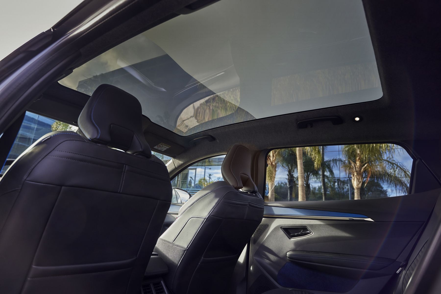 Frontal del Renault Scenic eléctrico en un entorno natural, con un diseño atractivo