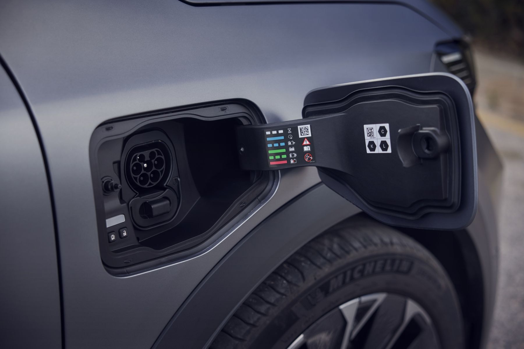 Detalle de la insignia E-Tech del modelo eléctrico, símbolo de innovación.