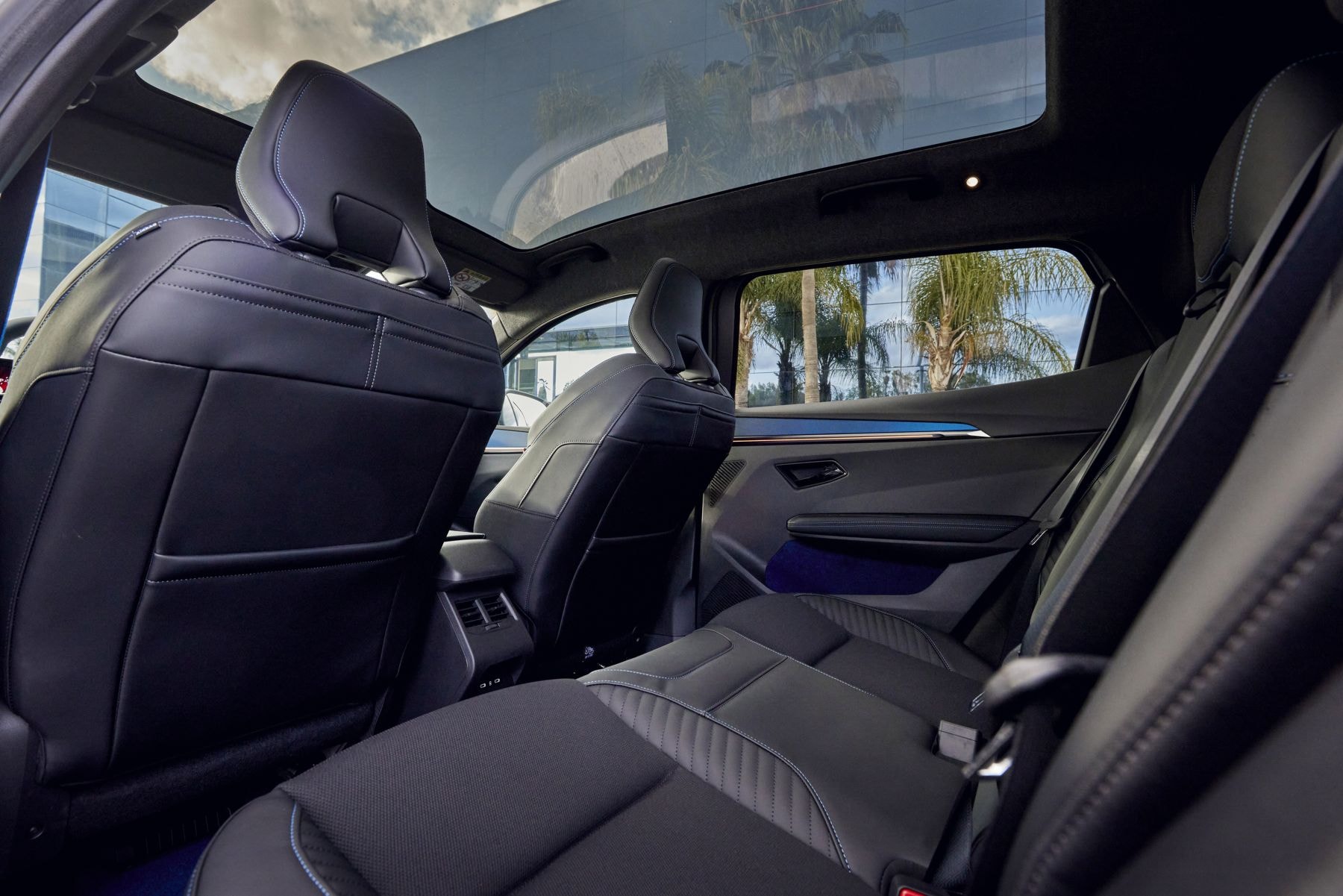 Renault Scenic eléctrico en movimiento, resaltando su aerodinámica