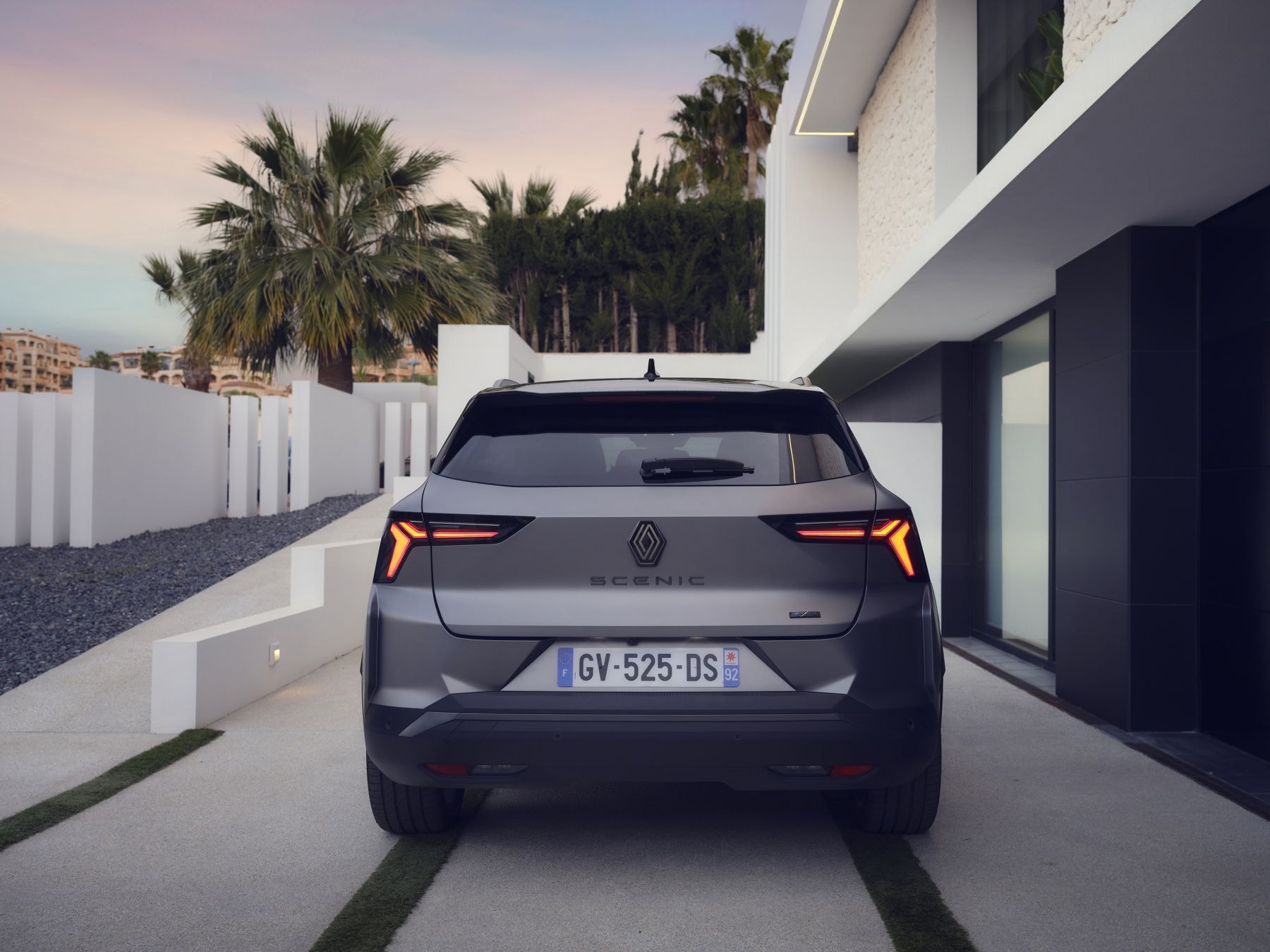 Frontal del Renault Scenic, con un diseño audaz y luces distintivas.