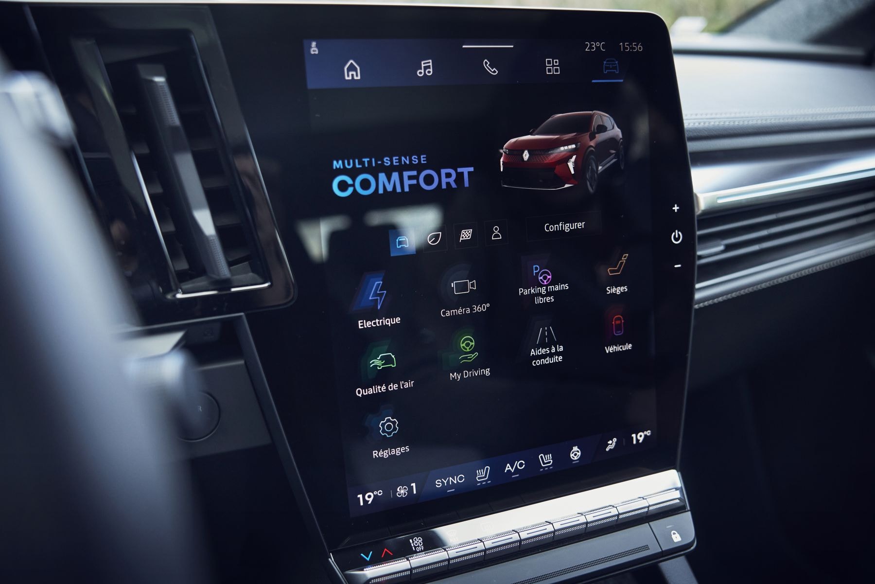 Pantalla táctil avanzada que controla funciones del vehículo, fácil de usar.