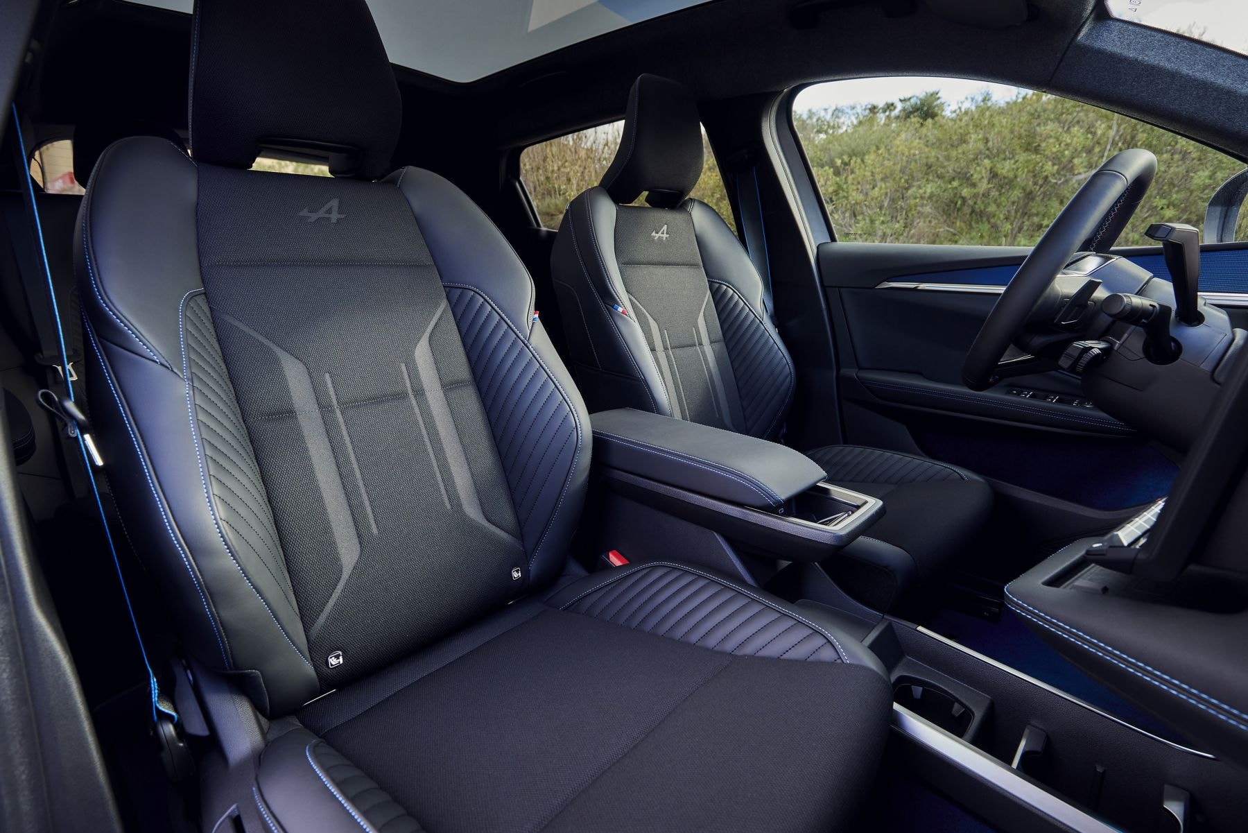 Asientos cómodos con un diseño moderno, ideales para viajes largos.