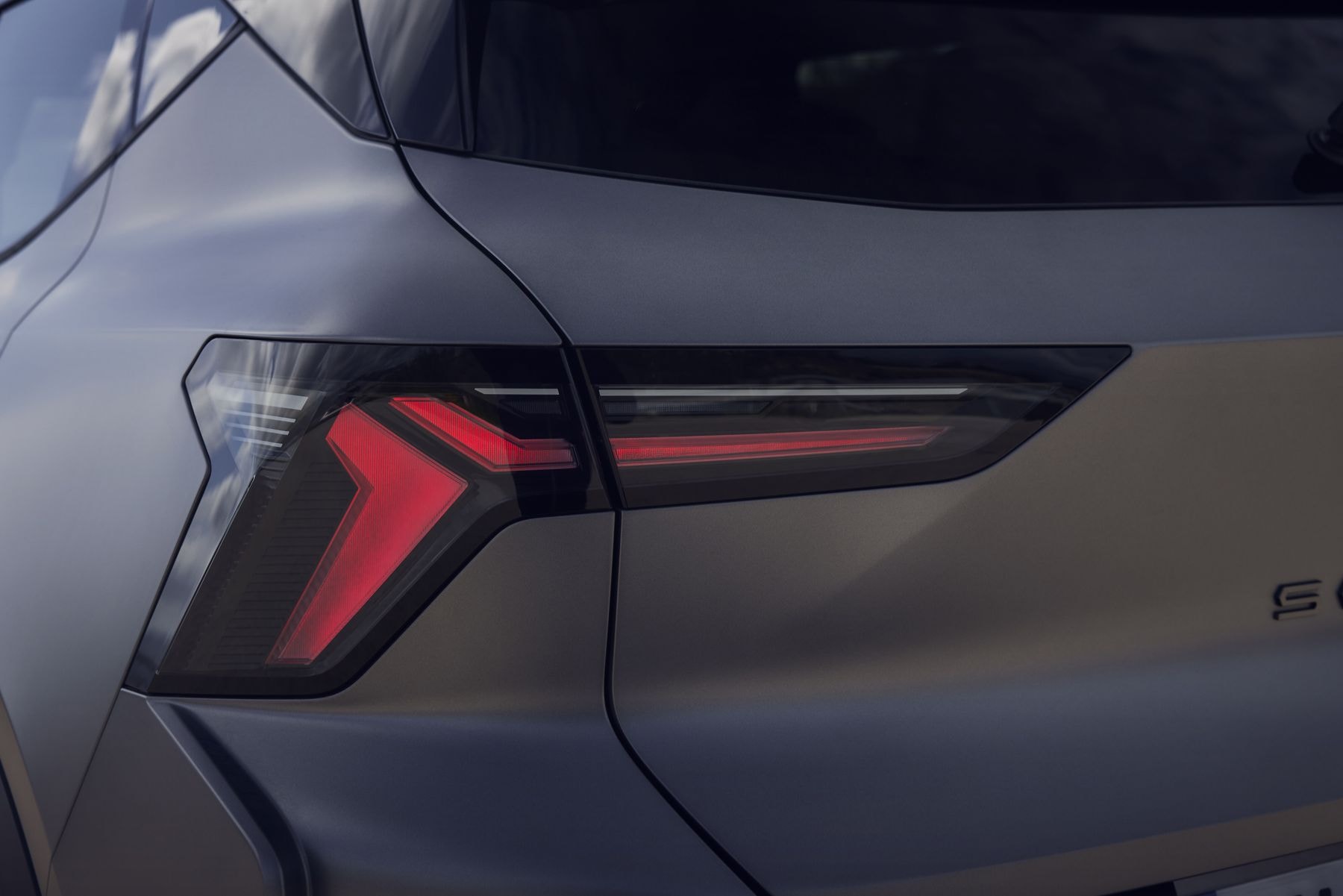 Vista del interior trasero, con asientos cómodos y moderno diseño.