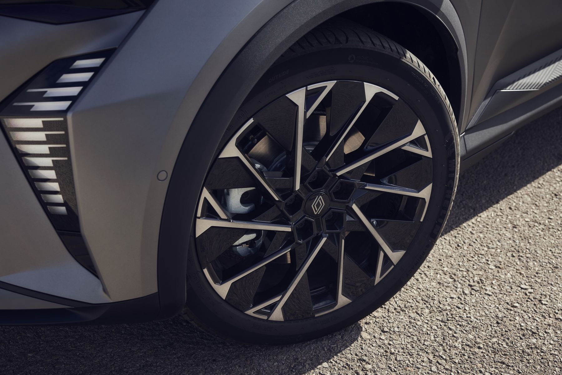 Vista lateral del Renault Scenic eléctrico, destaca su elegante silueta.