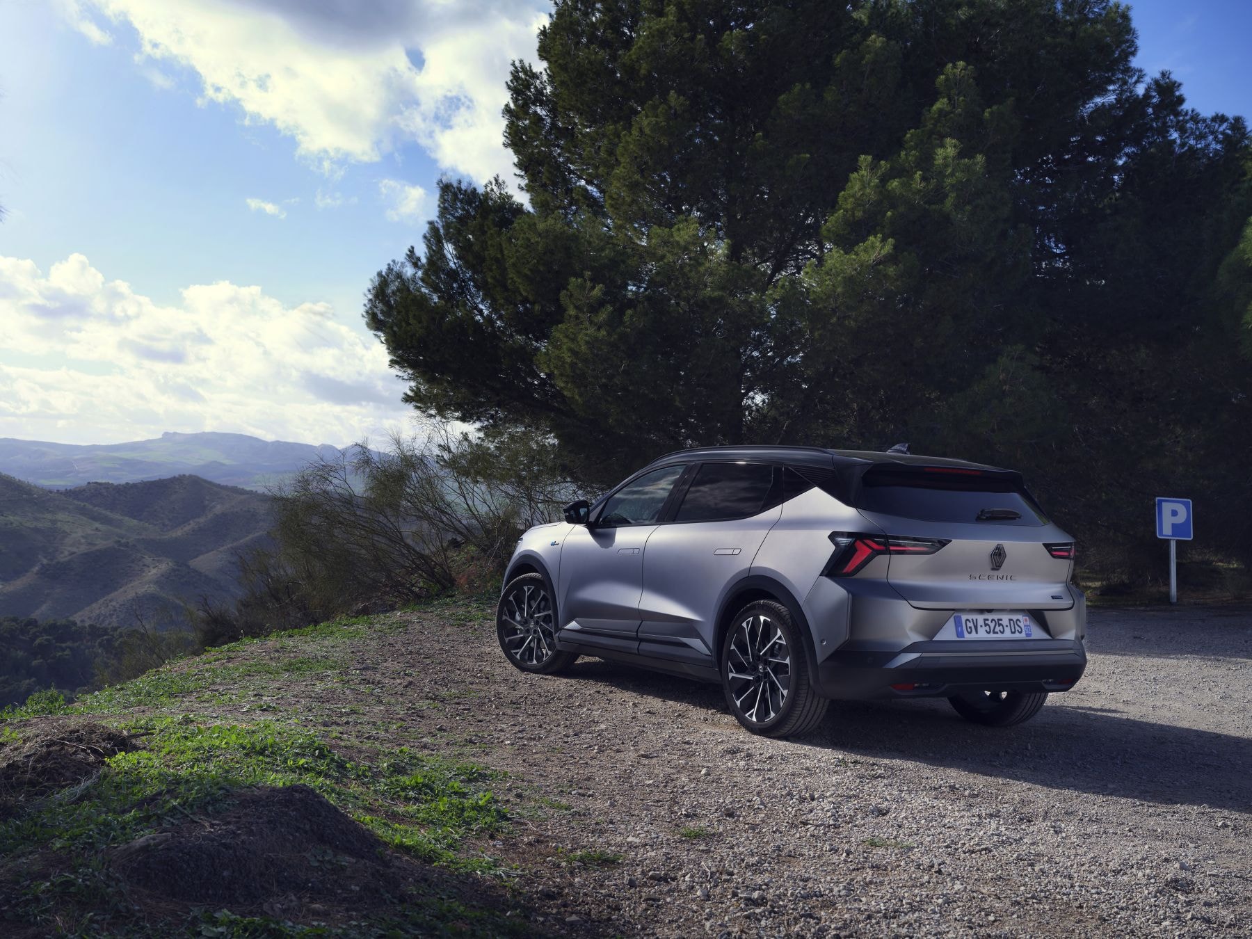 Vista lateral del Renault Scenic, mostrando su elegancia y dinamismo.