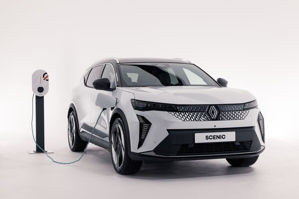 Renault Scenic eléctrico recargándose, diseño futuro y sostenibilidad.