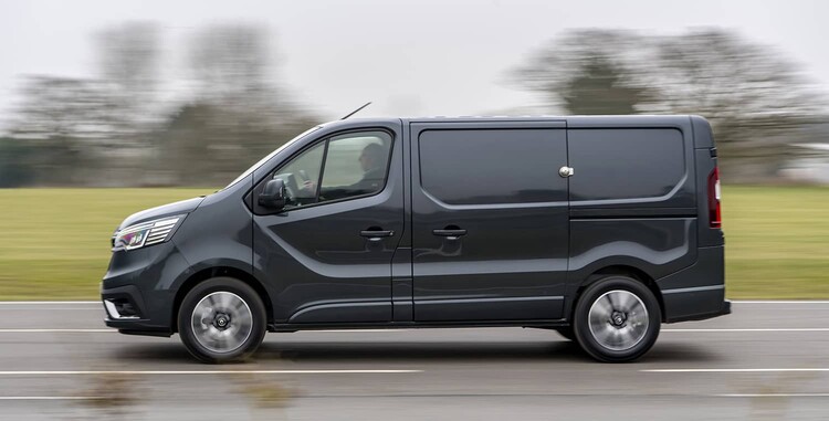 Renault Trafic Van en movimiento, enfatizando su dinamismo y funcionalidad. Renault Trafic Van en movimiento, enfatizando su dinamismo y funcionalidad.