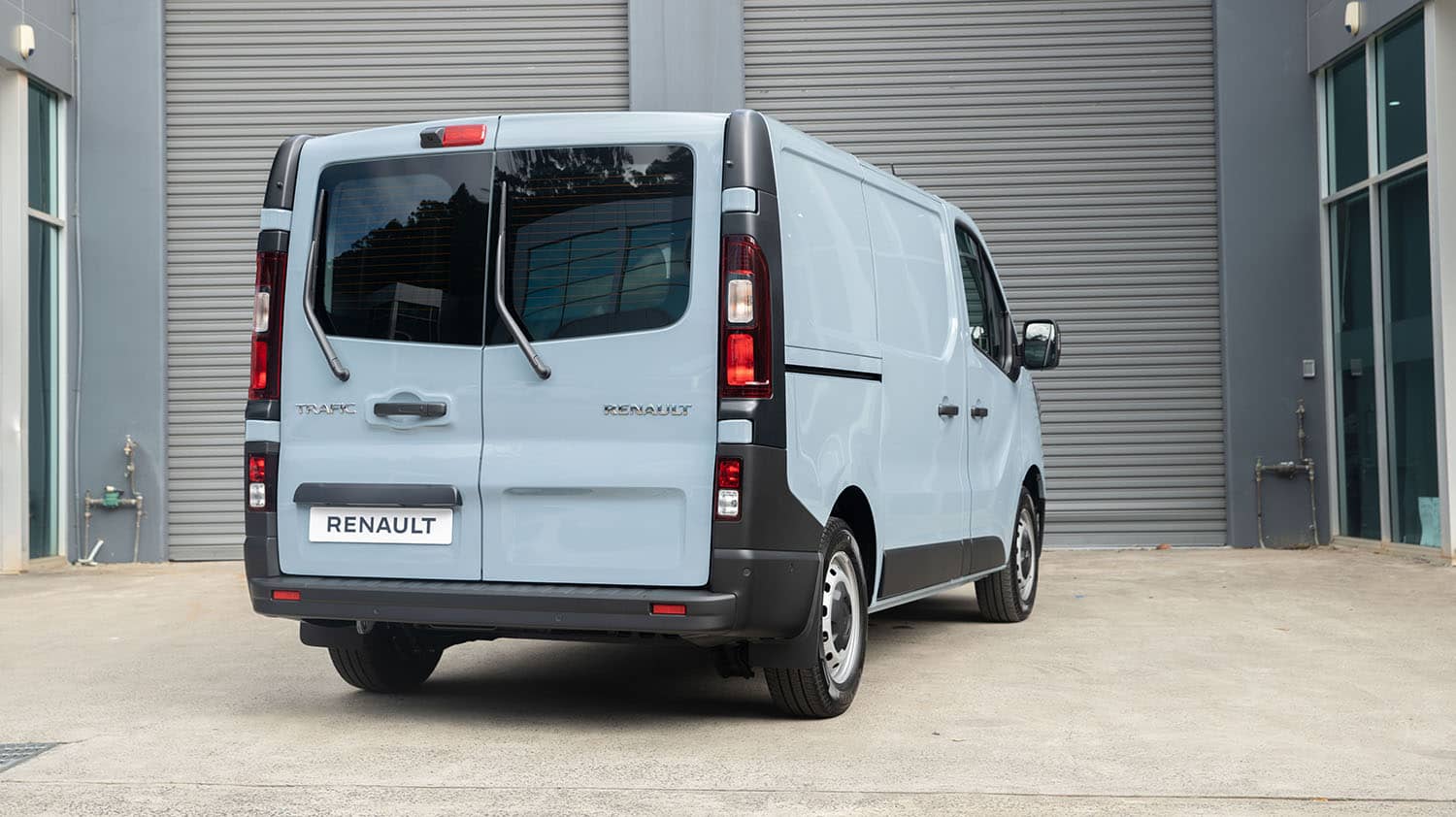 Perspectiva trasera destacando los faros y diseño de la Renault Trafic Van.