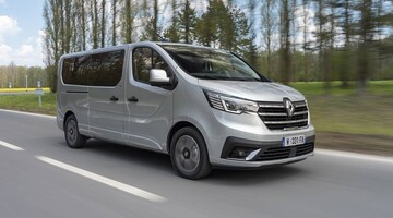 Renault Trafic transitando, demostrando su diseño lateral. Renault Trafic transitando, demostrando su diseño lateral.