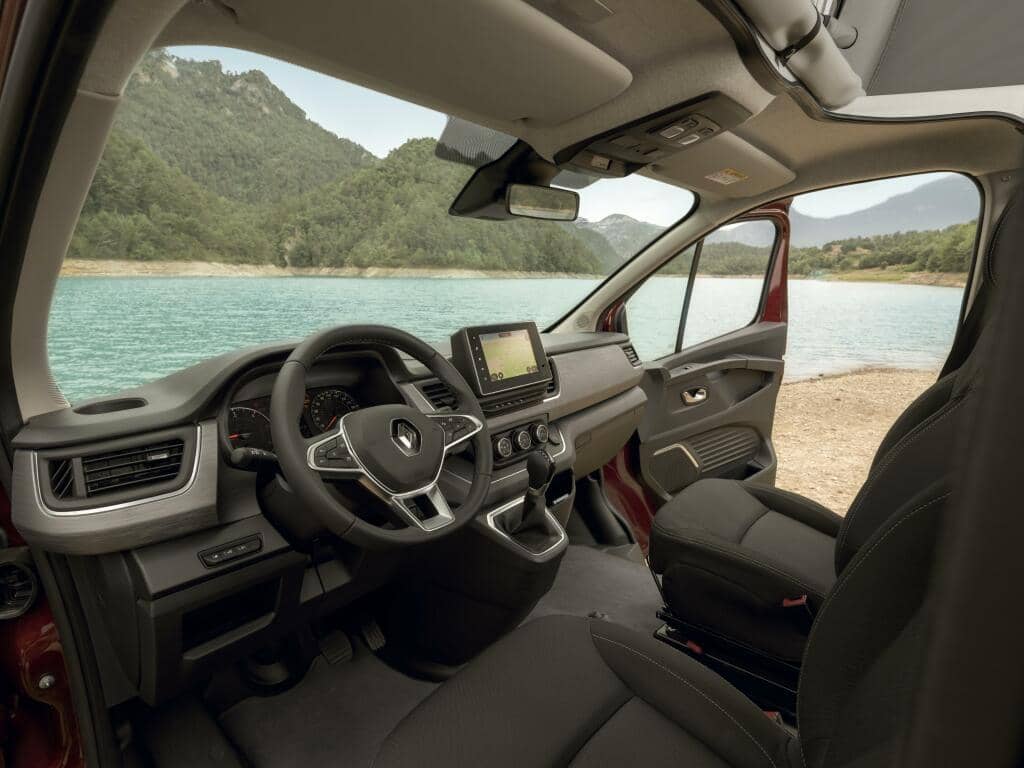 Cabina del Renault Trafic, con énfasis en el salpicadero y diseño ergonómico.