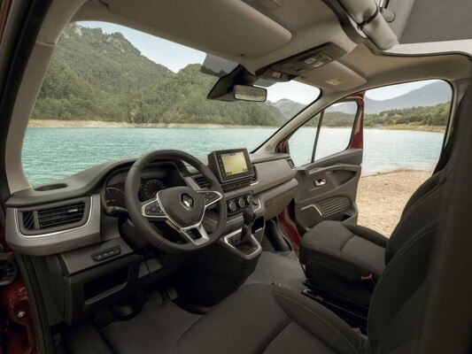 Cabina del Renault Trafic, con énfasis en el salpicadero y diseño ergonómico. Cabina del Renault Trafic, con énfasis en el salpicadero y diseño ergonómico.