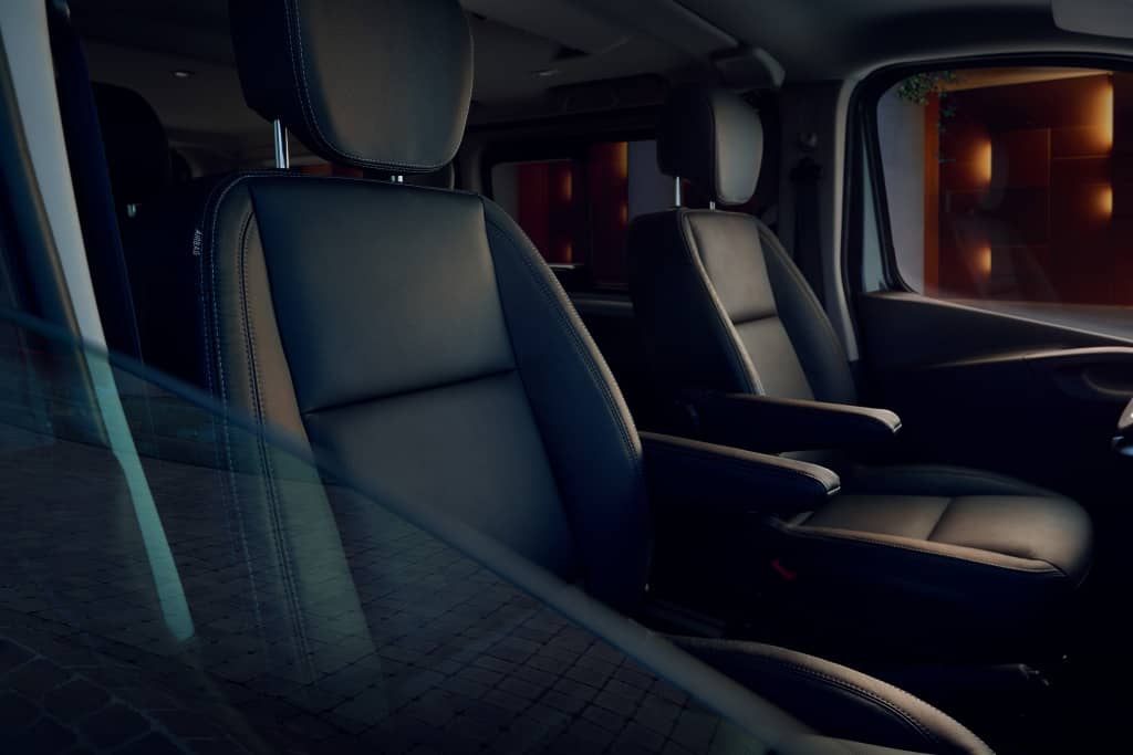 Vista lateral de los asientos de cuero en configuración de pasajeros.