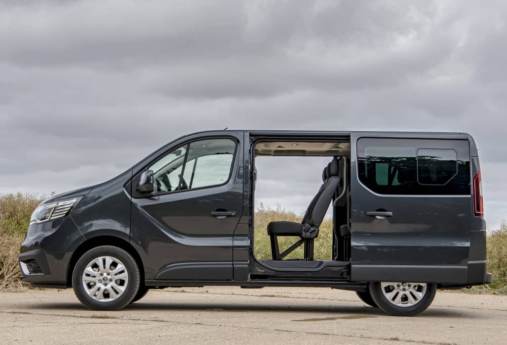 Vista de Renault Trafic con puertas correderas abiertas mostrando el acceso.