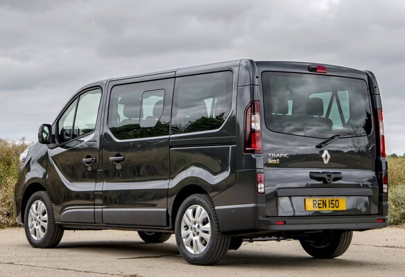 Imagen de la Renault Trafic mostrando su sección trasera y diseño de luces. Imagen de la Renault Trafic mostrando su sección trasera y diseño de luces.