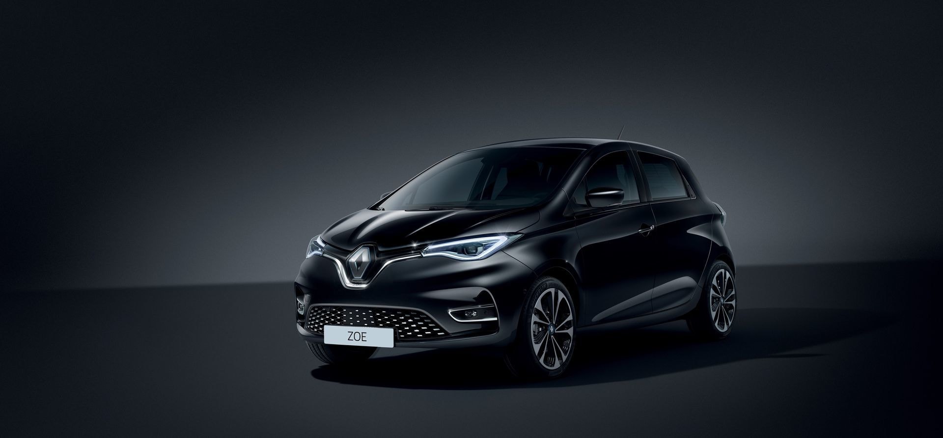 Vista dinámica del Renault ZOE en color negro bajo iluminación sutil, resaltando su elegancia.