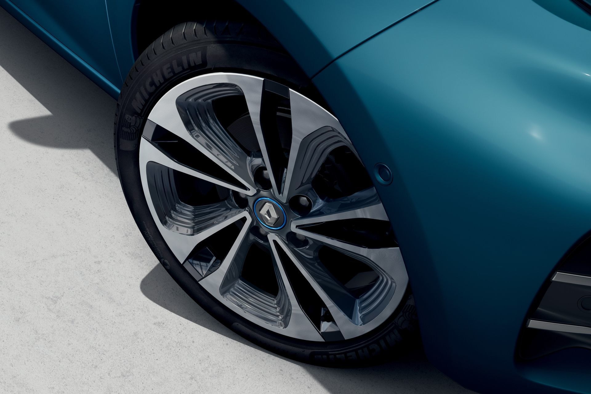 Detalle de la llanta del Renault ZOE, subrayando su diseño moderno y aerodinámico.