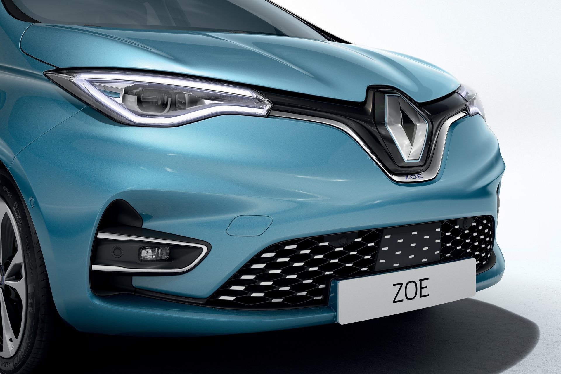 Primer plano del frontal del ZOE que muestra su distintiva parrilla y logotipo.