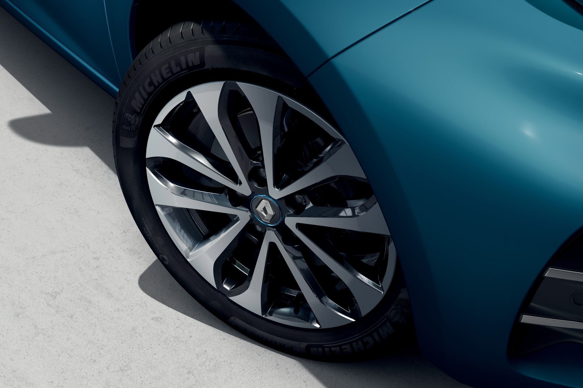 Imagen de la llanta del ZOE con su acabado brillante resaltando la atención al detalle.