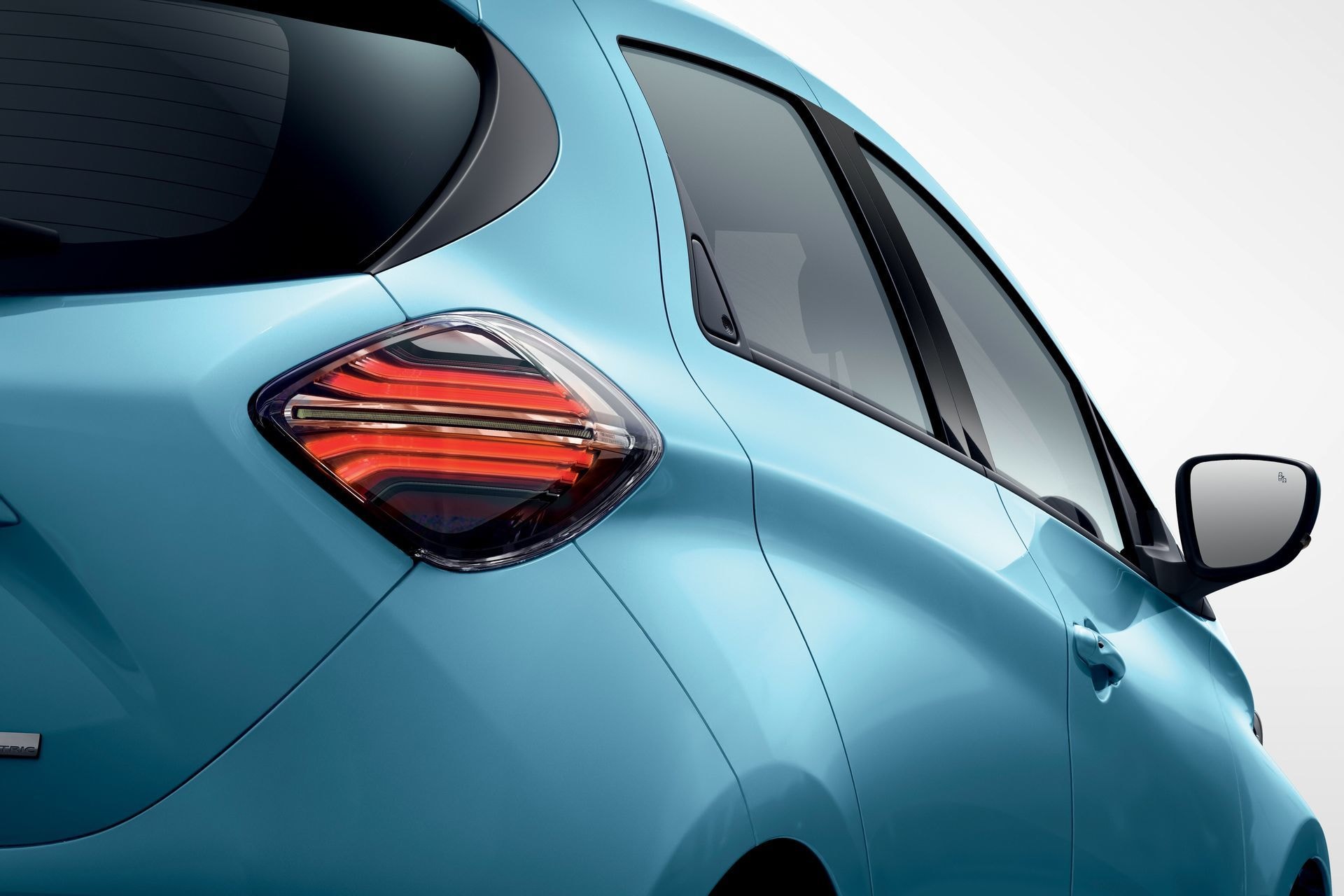 Foco trasero del ZOE, con un diseño distintivo que sigue la curvatura de la carrocería.