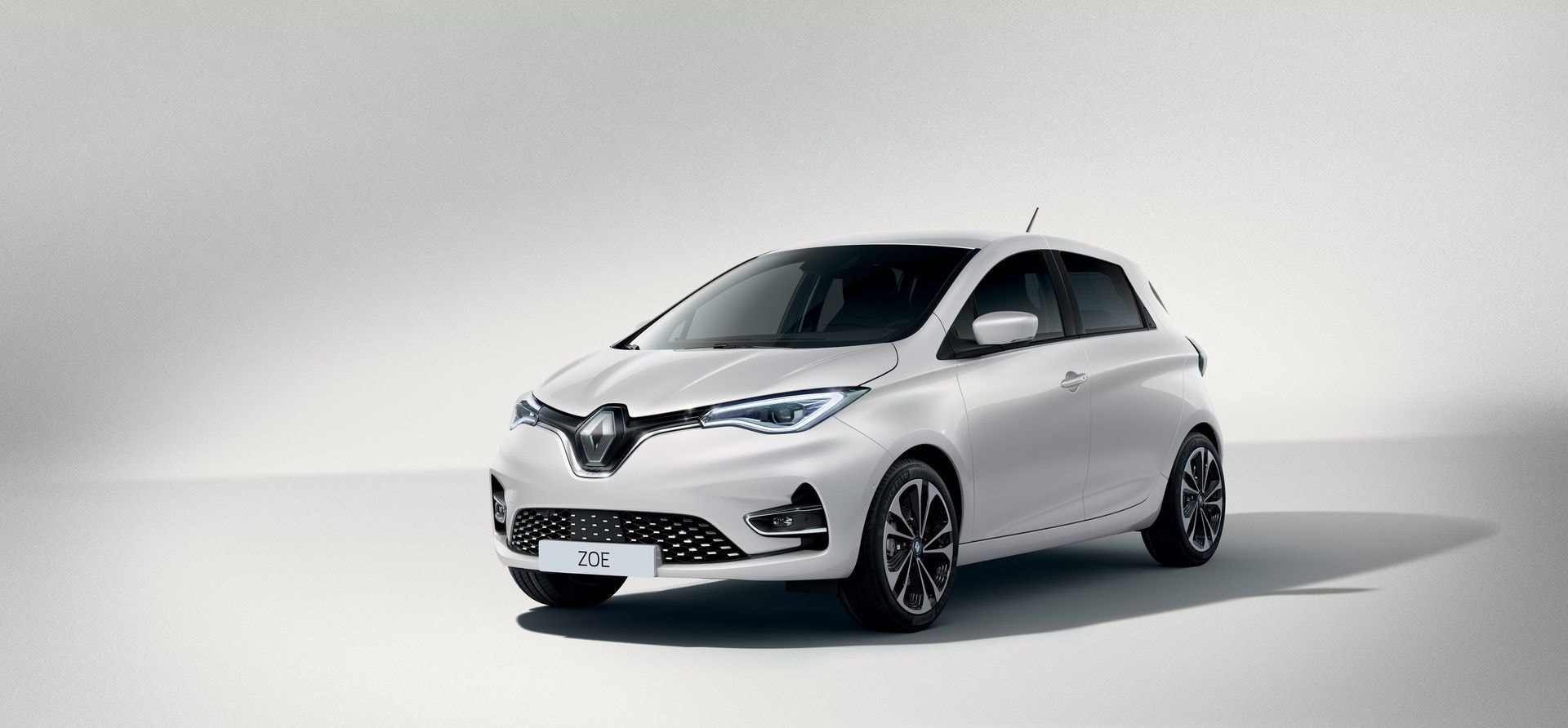 Imagen frontal-lateral del Renault ZOE en blanco nacarado