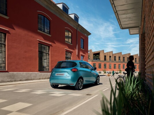 Vista de la parte trasera y lateral del Renault ZOE en ambiente urbano. Vista de la parte trasera y lateral del Renault ZOE en ambiente urbano.