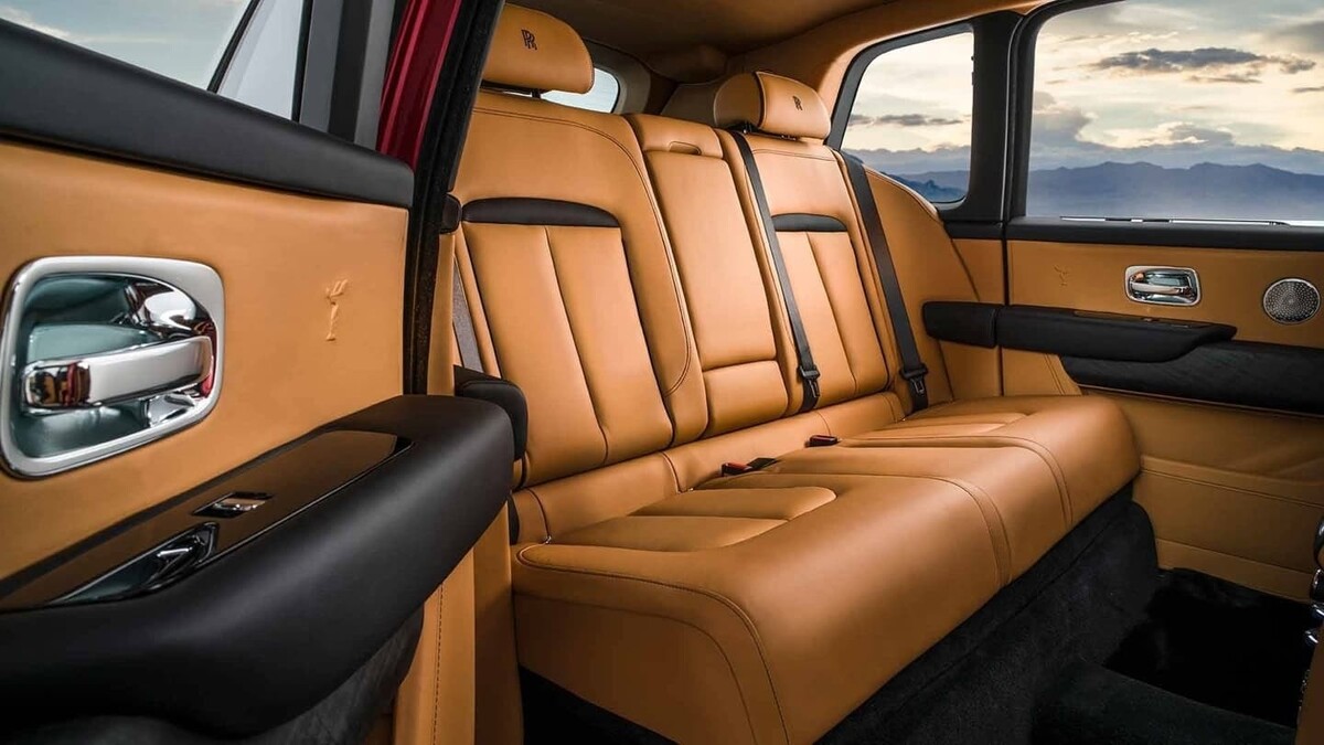 Exterior del Rolls-Royce Cullinan en movimiento, mostrando su porte. Exterior del Rolls-Royce Cullinan en movimiento, mostrando su porte.