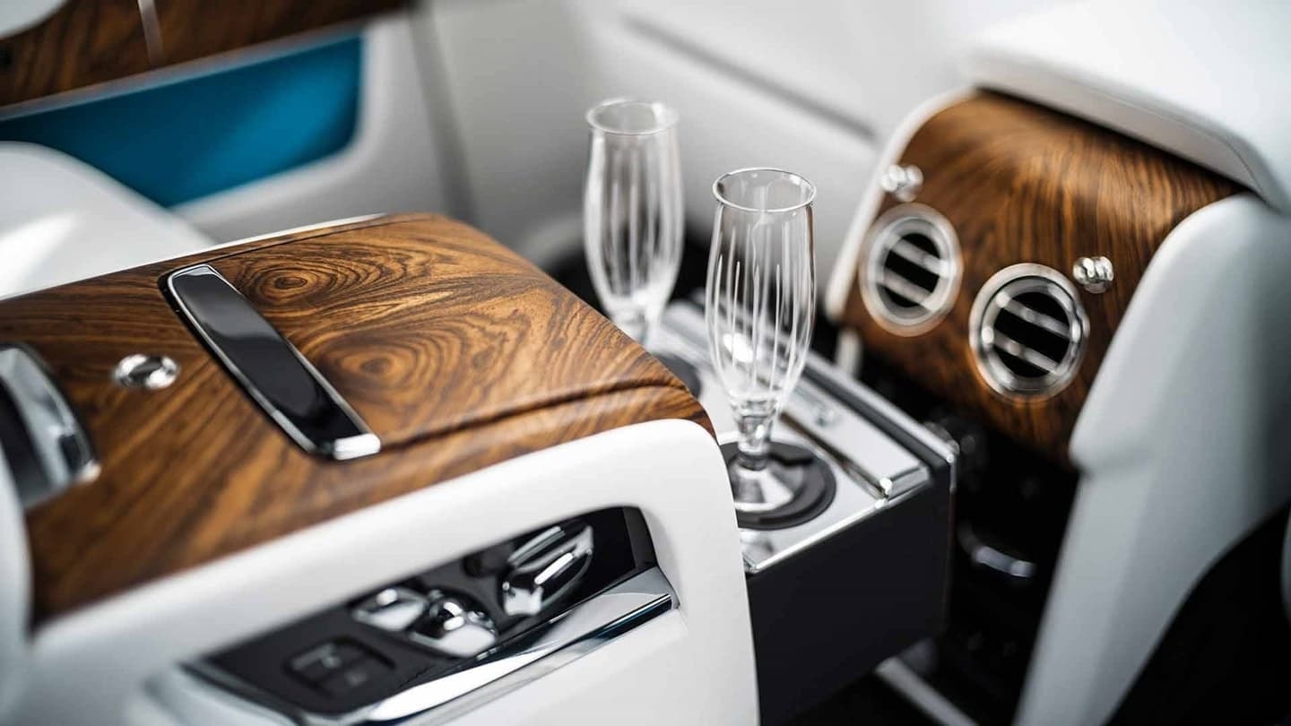 Detalle de la consola central trasera con compartimentos para bebidas.