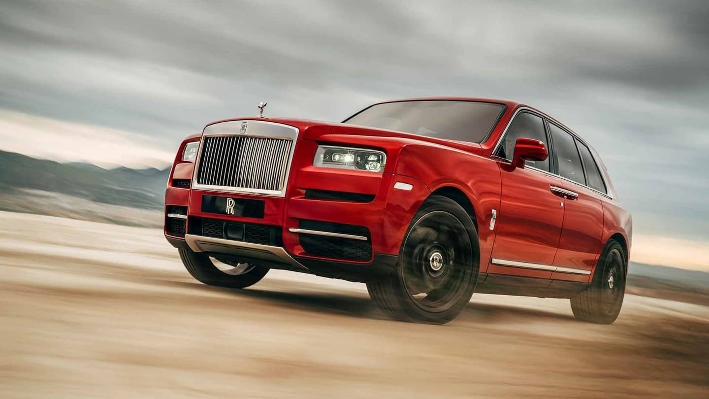 Rápida toma del Rolls Royce Cullinan superando con elegancia terrenos desafiantes.