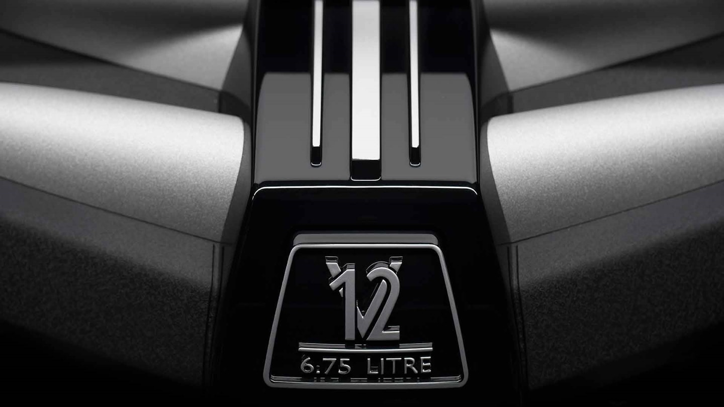 Detalle del propulsor V12 de 6.75 litros que da vida al Rolls-Royce Cullinan.