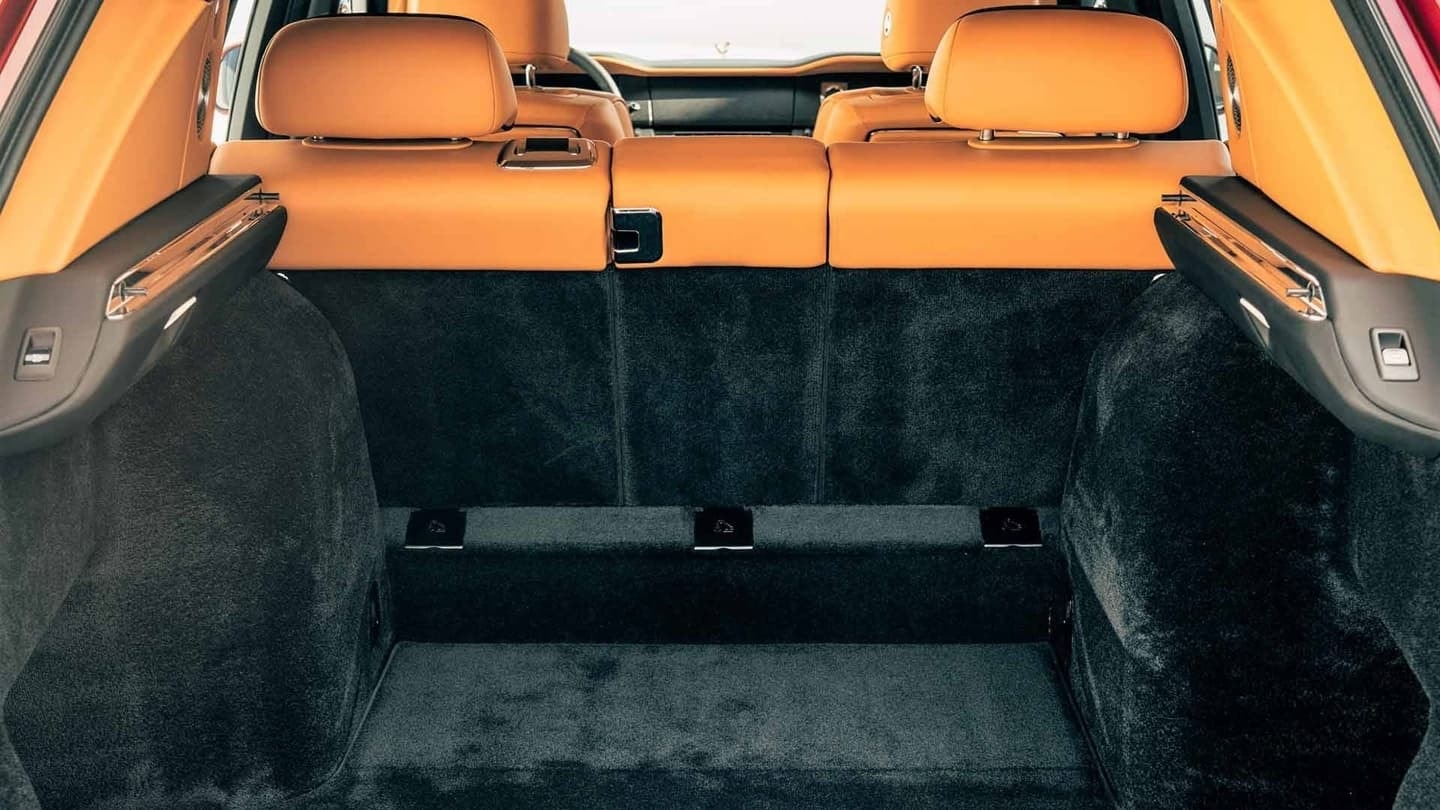 Espacioso maletero de Rolls-Royce Cullinan, listo para equipaje.