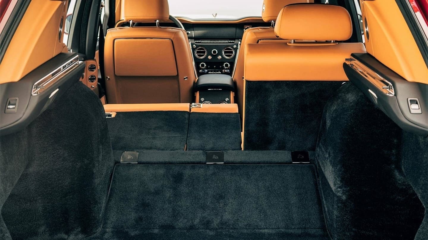 Perspectiva del maletero desde la cabina trasera, apreciando su amplitud.